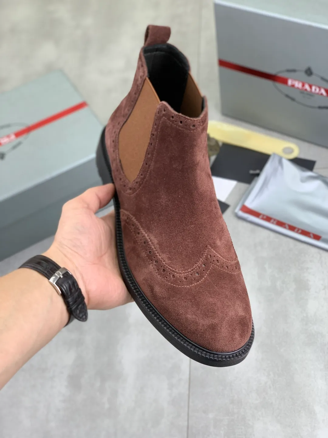 Men's men's shoes 💰P620 New PRADA Prada's new casual leather shoes Original purchase, development and production Prada's men's classic high-top Chelsea boots series, technical breathable fabrics with cowhide, casual sports shoes, casual sports dad shoes, combined with high-tech breathable materials and cowhide, P's exclusive button decoration on the side. The outsole is full of P italic design and bright colors to show vitality and continue the brand's design inspiration. Stroll around the city lightly and feel free and comfortable. Delivered in exquisite packaging 🛍📦 ▪️Material: original customized calfskin with breathable material ▪️Inner: cowhide lining ➕cowhide feet ▪️Outsole: open-molded TPU rubber material ▪️Sole thickness: 3.5CM ▪️Size: Men's 38-44 3️⃣Colors available